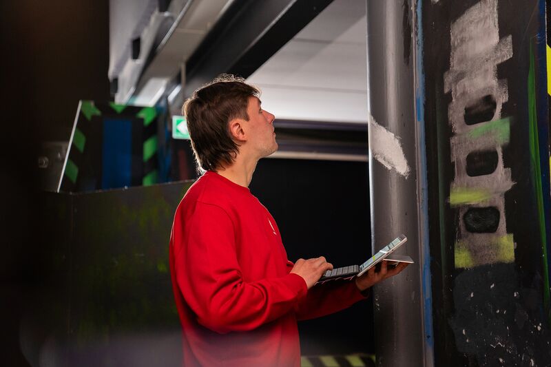 Jockel Mitarbeiter mit Laptop in einem Industriebetrieb